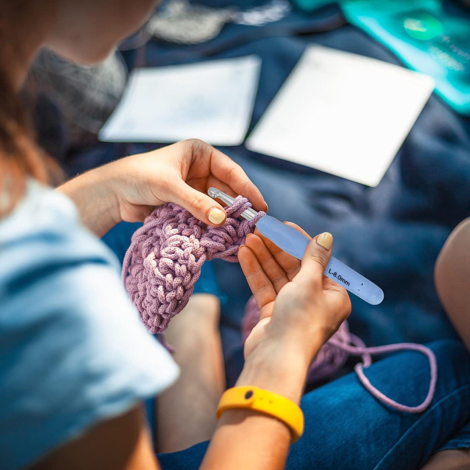  14 Size Crochet Hooks Set, 2mm(B)-10mm(N) Ergonomic Crochet  Hooks for Arthritic Hands, Extra Long Smooth Crochet Needles for Crocheting  Yarn