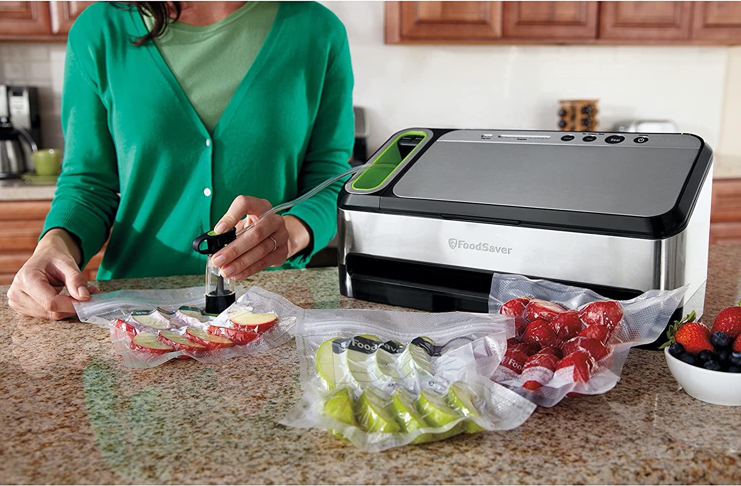 FoodSaver Vacuum Sealer Machine with Automatic Bag Detection, Sealer Bags  and Roll, and Handheld Vacuum Sealer for Airtight Food Storage and Sous  Vide, Silver Black