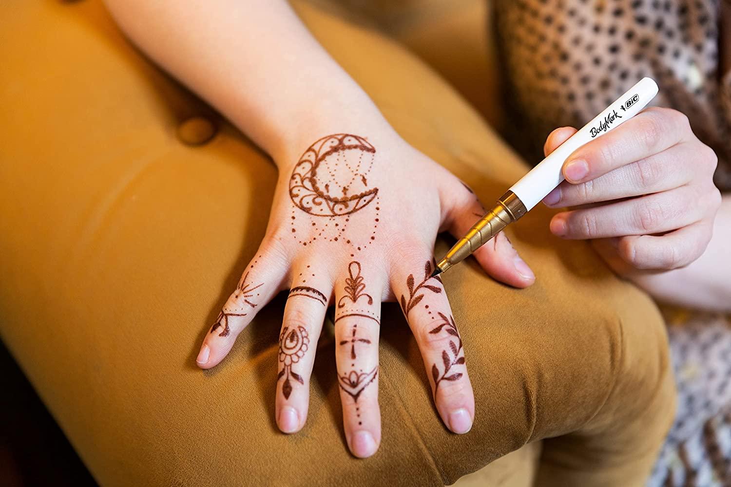Fotka „Master Applying henna tattoo on a bride hands. Elegant Brown Colors  of Henna Ink. Indian Traitional Mehendi Ceremony.“ ze služby Stock | Adobe  Stock